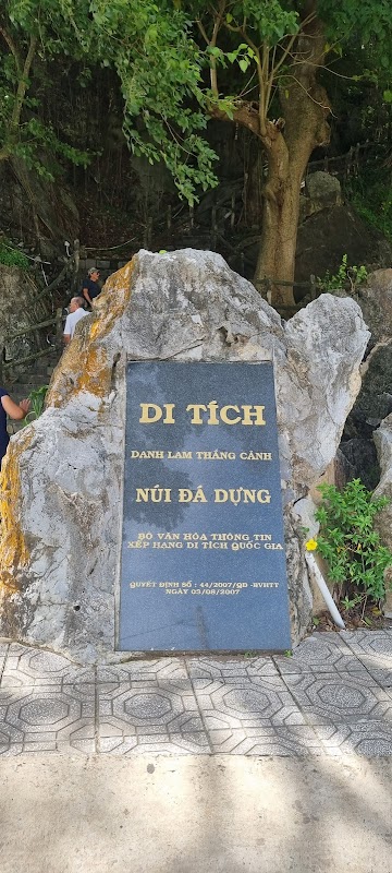 Núi Đá Dựng