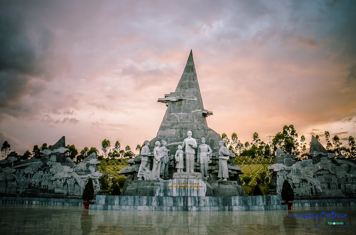 Tượng Đài Bác Hồ Với Các Dân Tộc Tỉnh Lai Châu