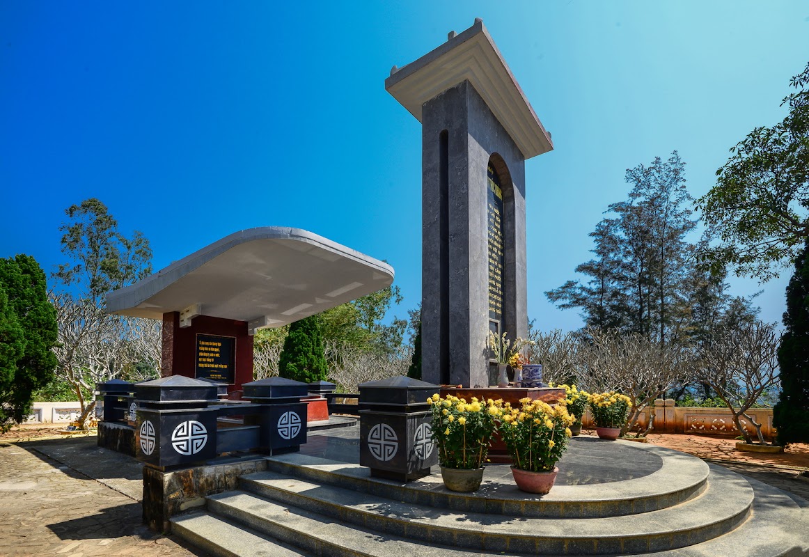 Mộ cụ Huỳnh Thúc Kháng