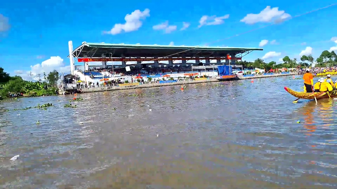 Khán Đài Đua Ghe Ngo