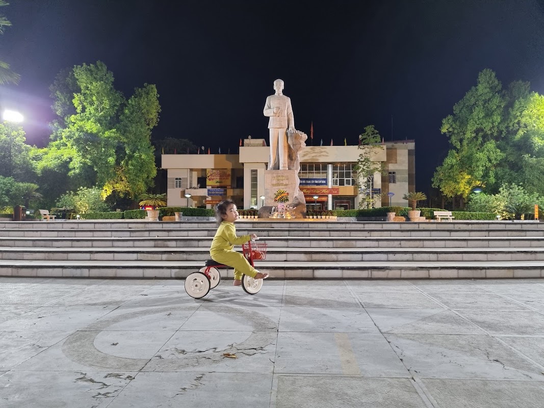 Quảng trường Tượng đài Chủ tịch Hồ Chí Minh